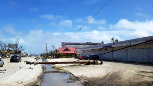 26일 슈퍼 태풍 ''위투''가 덮친 미국령 북마리아나 제도 사이판 섬의 전신주들이 쓰러지거나 기울어져 위태한 모습을 보이고 있다.