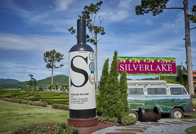 거대한 와인병이 실버레이크 와이너리의 표지판 역할을 한다