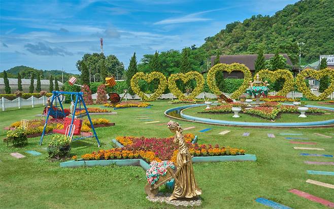 다양한 조형물과 장식이 있는 포토존