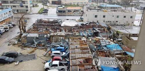 지붕 사라진 사이판 건물 (서울=연합뉴스) 25일(현지시간) 제26호 태풍 '위투'가 강타한 사이판의 건물들이 강풍에 파손돼있다. 2018.10.26 [독자 촬영·제공]