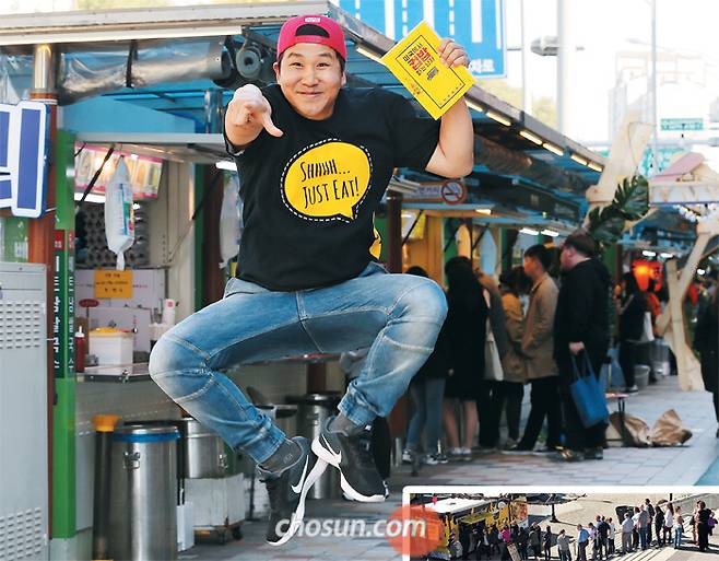 “컵밥으로 우주 정복.” 사업 계획을 묻자 송정훈 컵밥 대표는 이런 익살로 답했다. 영어로 시간도 못 묻던 실력으로 미국 유학을 갔지만, 지금은 수백억원대 매출을 올리는 어엿한 요식업계 대표다. 사진은 지난 12일 서울 노량진동 컵밥 거리 앞에서 점프하는 송 대표. 티셔츠에 적힌 ‘SHHHH…JUST EAT!(그냥 먹어!)’는 직접 만든 슬로건이다. 작은 사진은 그의 컵밥 앞에 늘어선 사람들. / 이진한 기자