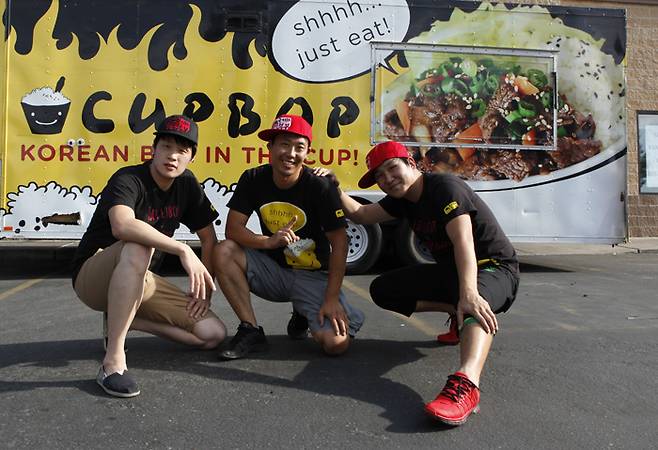 컵밥 푸드트럭 앞에 모인 송정훈·김종근·박지형(오른쪽부터) 창업자. 송 대표는 “종근이형과 지형이는 나와 교집합이 별로 없어 세 개의 다른 원과 같지만 논쟁을 통해 좋은 관계를 만들어 간다”고 했다. / 송정훈 제공