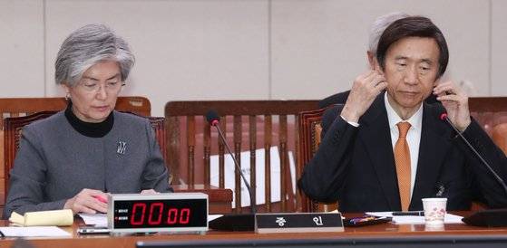 윤병세 전 외교부 장관과 강경화 외교부 장관이 26일 서울 여의도 국회에서 열린 외교통일위원회 국정감사에 출석해 나란히 증인석에 앉아 있다. [뉴스1]