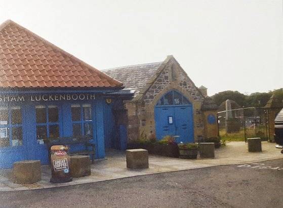 한국의 상엿집에 해당하는 영국 스코틀랜드의 마차상엿집(오른쪽). 영국 셰필드대학 제임스 H. 그레이슨 교수가 현장 답사를 통해 고증했다. [사진 나라얼연구소]