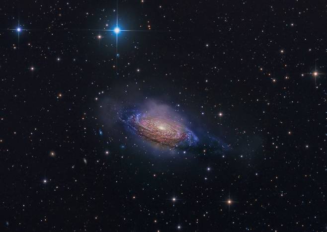 은하 부문 수상작 `NGC 3521 Mysterious Galaxy'. 지구에서 3500만광년 떨어져 있는 나선은하 NGC 3521이다. 지름만 해도 5만광년이나 된다. "머리카락을 쭈뼛 서게 하는 장관"이라는 평을 받았다.