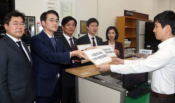 더불어민주당 박용진 의원(왼쪽 두 번째) 등이 23일 당론으로 발의한 '사립학교법 일부개정안' 등 '비리유치원 근절 대책 3법'을 국회 의안과에 접수하고 있다. 변선구 기자