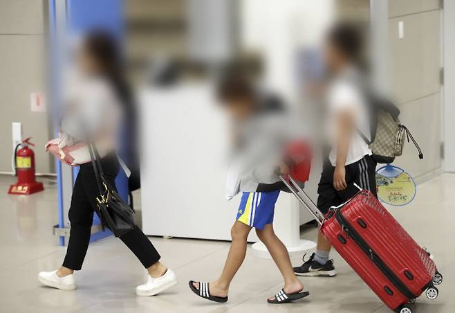 슈퍼 태풍 ‘위투’가 휩쓸고 지나간 사이판에 발이 묶인 한국 관광객 중 일부로 보이는 한 가족이 괌을 경유해 27일 밤 인천 영종도 인천국제공항을 통해 귀국하고 있다.  연합뉴스