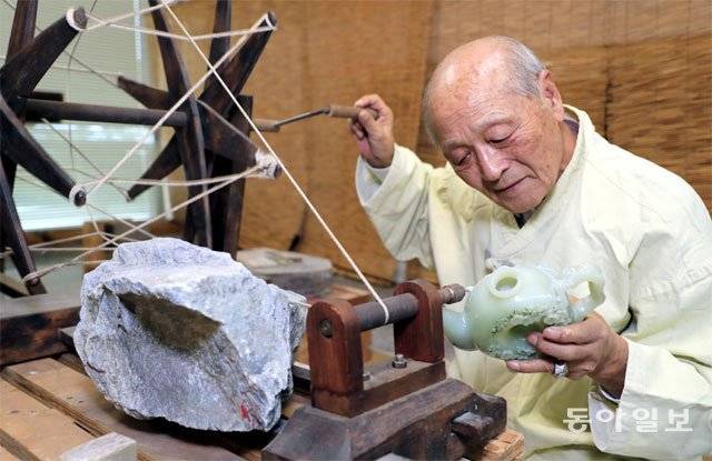 국가지정 중요무형문화재 제100호 옥장 장주원 선생이 단단한 옥을 섬세하게 가공하기 위해서 갈이틀을 돌리고 있다. 선생은 뼈를 깎는 노력과 독창적인 상상력으로 옥공예 종주국인 중국을 능가하는 경지에 올랐다. 목포=박영철 기자 skyblue@donga.com