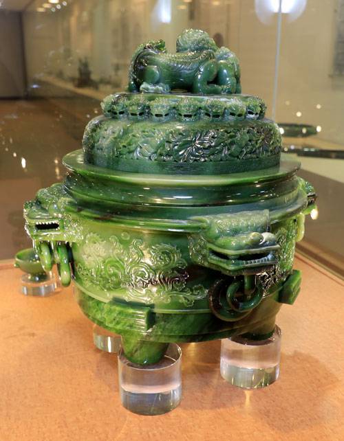 장주원 선생이 5년 8개월에 걸쳐 완성한 ‘녹옥사귀용문해태향로’. 비취빛이 감도는 향로에는 용머리와 전통 문양이 섬세하게 새겨져 있다. 추정가는 80억 원에 이른다.