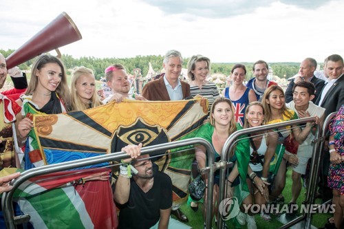 세계적인 댄스 축제 '투모로우 랜드'에 참가한 벨기에 국왕과 왕비 [EPA=연합뉴스]