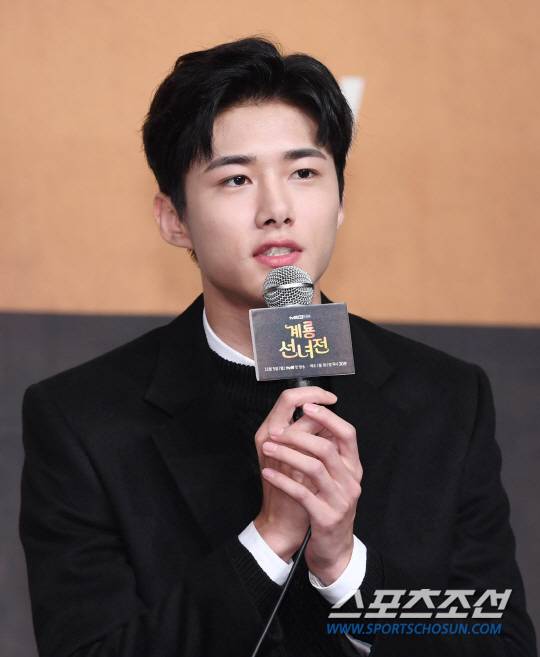 배우 서지훈이 30일 영등포 타임스퀘어에서 열린 tvN 새 월화드라마 '계룡선녀전'의 제작발표회에서 포토타임을 갖고있다. '계룡선녀전'은 699년 동안 계룡산에서 나무꾼의 환생을 기다리며 바리스타가 된 선녀 선옥남이 정이현과 김금, 두 서방님 후보를 우연히 만나면서 과거에 얽힌 비밀을 밝혀내는 코믹 판타지 로맨스다. 영등포=최문영 기자 deer@sportschosun.com /2018.10.30/