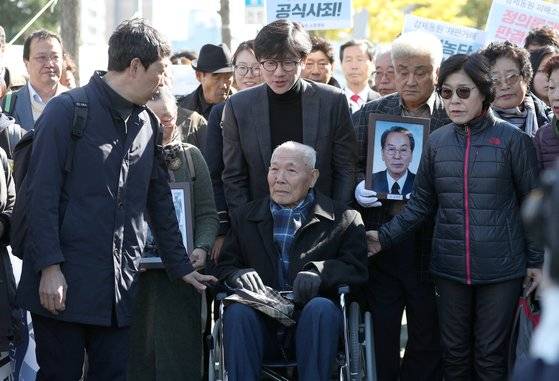 【서울=뉴시스】김선웅 기자 = 강제징용 피해자 이춘식 씨가 30일 오후 서울 서초구 대법원에서 열린 일제강제동원 피해자들의 신일철주금에 대한 손해배상 청구소송 재상고심 판결에 참석하기 위해 법정으로 향하고 있다. 2018.10.30. mangusta@newsis.com
