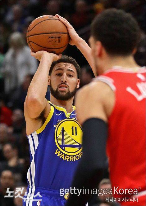 NBA 골든스테이트의 클레이 톰슨(사진 왼쪽)이 NBA 한경기 최다기록인 14개의 3점슛을 성공했다 (사진=노컷뉴스/gettyimages)