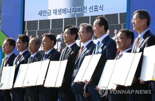 문 대통령, 전북을 재생에너지의 중심으로 (군산=연합뉴스) 황광모 기자 = 문재인 대통령이 30일 오전 전북 군산 새만금 수상태양광 발전소에서 열린 '새만금 재생에너지 비전 선포식'에서 정부와 지방정부, 에너지 기업 간 체결된 재생에너지 업무 협약을 지켜본 뒤 참석자와 기념 촬영을 하고 있다.      문 대통령은 이날 전북 군산을 시작으로 지역 발전을 통한 활력을 불어넣기 위해 경북·경남 등 전국의 시·도를 순차적으로 방문할 예정이다.     hkmpooh@yna.co.kr  (끝)