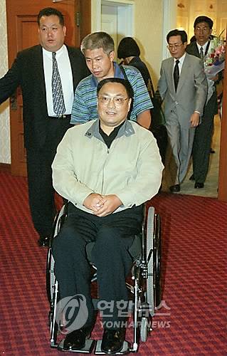 R25305-덩샤오핑 장남 덩푸팡씨 방한 (김포=연합뉴스) 배재만 기자 = 지난 97년 사망한 중국의 전 최고지도자 덩샤오핑(鄧小平)의 장남이자 중국의 장애인 복지사업가인 덩푸팡(鄧樸方)씨가 한국에서 가나안농군학교 설립자인 고 일가 김용기 선생을 추모하기 위해 제정된 일가상의 사회공익부문상을 수상하기 위해 김포공항을 통해 입국하고 있다. 1999.9.3 (끝)    <저작권자 ⓒ 2009 연 합 뉴 스. 무단전재-재배포 금지.>