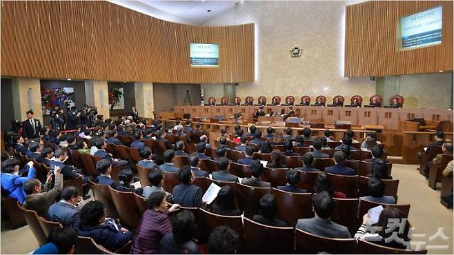 김명수 대법원장과 대법관들이 지난 30일 서울 서초동 대법원에서 이춘식씨(94) 등 일제 강제징용 피해자 4명이 신일본제철(현 신일철주금)을 상대로 낸 손해배상 청구소송에 대한 전원합의체 판결을 내리기 위해 착석하고 있다. (사진=박종민 기자/자료사진)