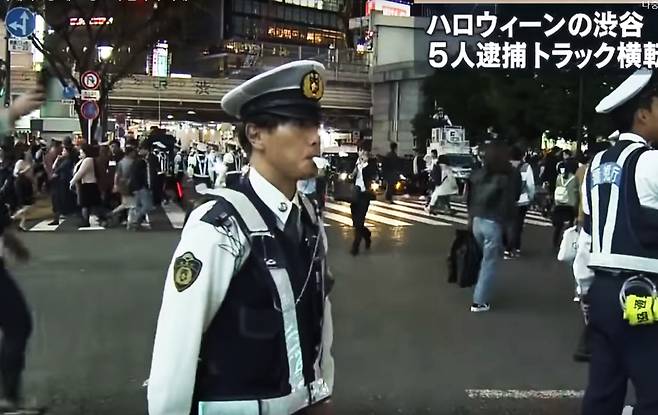 지난 주말 일본 도쿄 시부야에서 경찰관들이 할로윈을 즐기기 위해 나온 사람들의 행렬을 통제하고 있다.
