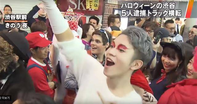 지난 주말 일본 도쿄 시부야에서 헬러윈 분장을 한 일본인이 환호성을 지르고 있다. 도쿄 치안을 담당하는 경시청은 다양한 캐릭터 분장을 하고 축제 기분에 들뜬 사람들이 한꺼번에 몰려 각종 범죄와 불상사가 발생할 가능성이 높다고 보고 비상경계에 들어갔다.