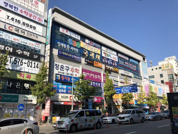 광주광역시 남구 봉선동 중심지 상가에 밀집해 있는 학원들. /이지은 기자