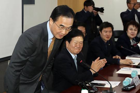 인사하는 통일부 장관 : 조명균(왼쪽) 통일부 장관이 1일 오전 국회 의원회관에서 열린 ‘한반도 평화번영포럼’ 창립총회에 참석해 인사하고 있다.  연합뉴스