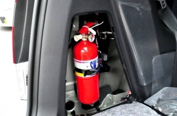 소방청은 현재 7인승 이상의 차량에만 적용되고 있는 ‘차량용 소화기 설치 의무’ 대상을 이르면 내년부터 모든 차량으로 확대할 방침이다. [사진=연합뉴스]