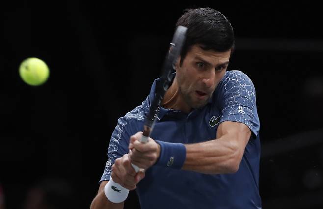 노바크 조코비치가 지난달 열린 주앙 소자와의 남자프로테니스투어 롤렉스 파리 마스터스 단식 2회전에서 리턴샷을 하고 있다.  파리 | EPA연합뉴스