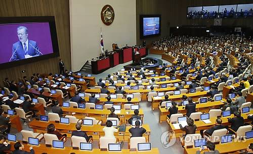 내년도 예산안 시정연설하는 문 대통령 (서울=연합뉴스) 배재만 기자 = 문재인 대통령이 1일 오전 국회 본회의장에서 내년도 예산안에 대해 시정연설을 하고 있다.       scoop@yna.co.kr  (끝)