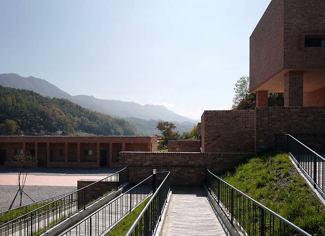 선원장실 쪽에서 바라본 법당과 요사채. 왼쪽 회랑이 있는 건물이 비구를 위한 요사채다. 김용관 사진작가