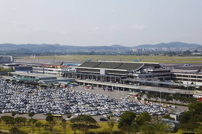 차량이 꽉 들어찬 김포공항 국내선 앞 주차장. [사진 한국공항공사]