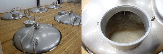 위스키 생산 과정 중 증류 전에 맥아즙을 발효시키는 발효조. 시금털털한 맥주 향이 난다. [사진 김대영]