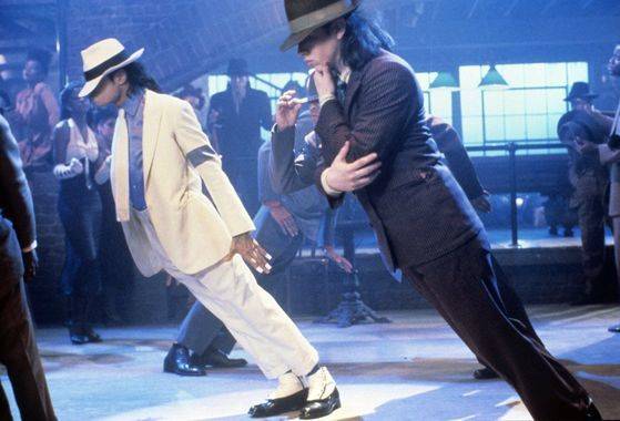 마이클 잭슨이 〈Smooth Criminal〉곡 공연에서 45도 각도로 기우는 '린댄스'를 선보이고 있다. [사진 Smooth Criminal 뮤직비디오 캡처]