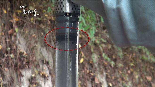 ▲ 2018년 10월, 채취한 녹사평역 인근의 지하수 시료. 윗부분이 검은 기름띠가 보인다.