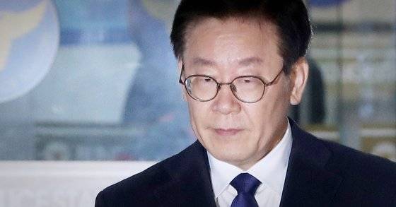 이재명 경기지사가 지난달 29일 오후 경기도 성남시 분당경찰서에서 ‘친형 강제입원’, ‘여배우 스캔들’, ‘조폭 연루설’ 등 자신을 둘러싼 각종 의혹과 관련 조사를 마친 후 나오고 있다. [연합뉴스]