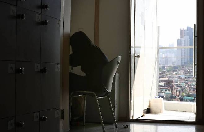 취업준비생들에게는 매일매일 무너지고, 그럼에도 매순간 다시 일으켜 세우는 게 인생에선 가장 큰 도전이다. 그 마음을 담아 자소서를 써서 알린 것만으로도 큰 위로를 받고 눈물을 흘렸다는 취준생들이 많았다./사진=뉴스1