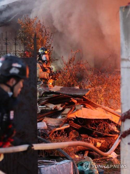 경주 주택 화재 (경주=연합뉴스) 김준범 기자 = 3일 오후 경북 경주시 황남동 한 가정집에서 화재가 발생해 소방관이 화재를 진압하고 있다. 2018.11.3      psykims@yna.co.kr  (끝)