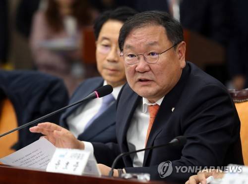 발언하는 김태년 (전주=연합뉴스) 정경재 기자 = 김태년 더불어민주당 정책위의장이 2일 오전 전북도청에서 열린 더불어민주당·전라북도 예산정책협의회에서 발언하고 있다. 2018.11.2      jaya@yna.co.kr  (끝)