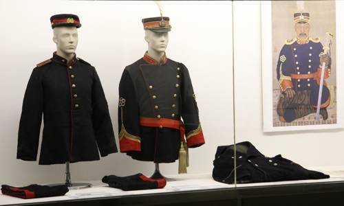 대한제국 장교 군복 (서울=연합뉴스) 박상현 기자 = 육군사관학교 육군박물관에 전시된 대한제국 진위대 장교 군복. 왼쪽은 상복, 오른쪽이 예복이다. 예복 옆에는 외투가 놓였다. 채용신이 그린 초상화 복제품도 보인다.