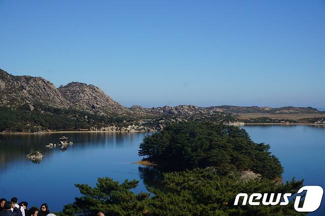 금강산 삼일포의 가을 풍경. 왼쪽에 신라시대에 네 명의 신선이 놀았다는 정자인 '사선정'이 보인다. 2018.11.5/뉴스1 © News1 서재준 기자