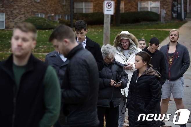 아이오와주 투표소 밖에서 기다리는 유권자들. © AFP=뉴스1