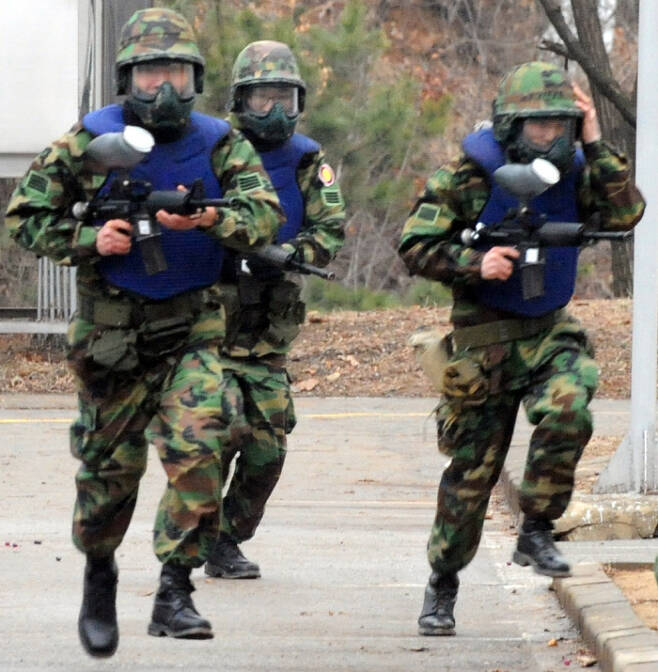 경기도의 한 예비군 훈련장에서 총을 들고 시가지전투 훈련을 하는 모습. 경향신문 자료사진