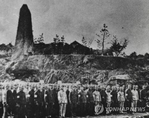 대법, 13년 만에 일본기업 강제징용 배상책임 확정 (서울=연합뉴스) 대법원 전원합의체가 30일 2014년 사망한 여운택 씨 등 일제 강제징용 피해자 4명이 일본 신일본제철(현 신일철주금)을 상대로 낸 손해배상청구 소송 재상고심에서 "피해자들에게 각각 1억원을 배상하라"는 원심판결을 확정했다. 소송 제기 후 13년 8개월 만에 피해자들의 승소로 마무리됐다. 사진은 일본에 강제징용되는 조선인들. 2018.10.30 [연합뉴스 자료사진]      photo@yna.co.kr (끝)