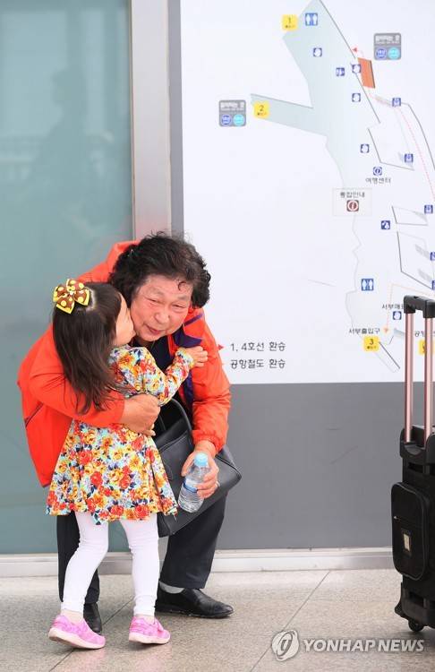 '우리 강아지' (서울=연합뉴스) 이지은 기자 = 추석을 하루 앞둔 23일 오전 서울역에 도착한 한 역귀성객이 손녀와 인사를 나누고 있다. 2018.9.23      jieunlee@yna.co.kr  (끝)