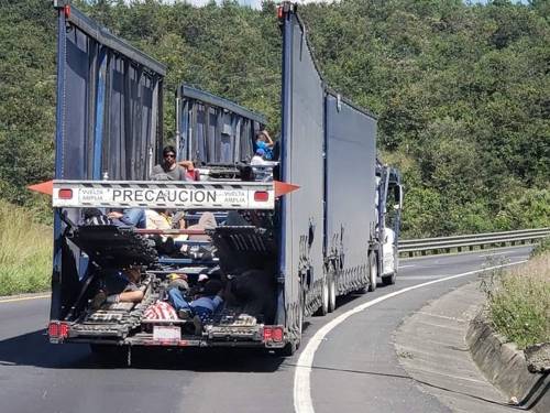 트레일러를 타고 멕시코시티로 향하는 캐러밴[푸에블라=연합뉴스]