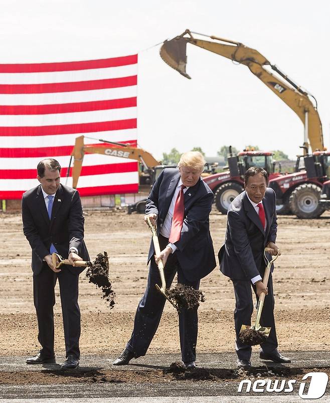 도널드 트럼프 미국 대통령이 지난 6월 28일 위스콘신 주에서 열린 대만 폭스콘의 디스플레이 공장 착공식에 참석, 첫 삽을 뜨고 있다.  © AFP=뉴스1 © News1