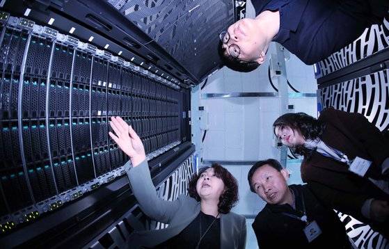 한국과학기술정보연구원(KISTI) 국가슈퍼컴퓨터 5호기 개통식 및 도입 30주년 기념식을 하루앞둔 6일 오후 대전에 위치한 KISTI에서 조민수 국가슈퍼컴퓨팅 센터장과 연구원들이 슈퍼컴퓨터 5호기의 작동 상태를 진지하게 살펴보고 있다.김성태/2018.11.06.