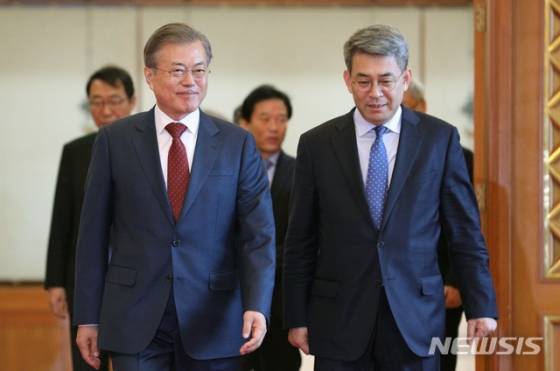 【서울=뉴시스】박진희 기자 = 문재인 대통령이 7일 청와대 충무실에서 권구훈 신임 북방경제협력위원회 위원장 위촉장 수여식을 마치고 환담장으로 이동하고 있다. 2018.11.07.    pak7130@newsis.com     <저작권자ⓒ 공감언론 뉴시스통신사. 무단전재-재배포 금지.>