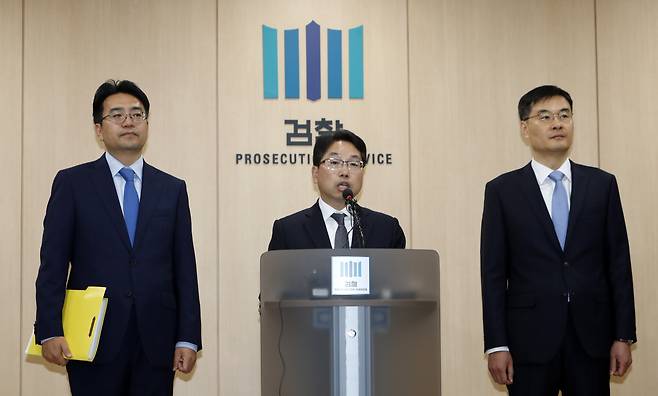 ‘계엄령 문건 관련 의혹 군?검 합동수사단’ 공동 수사단장인 노만석 서울중앙지검 조사2부장(왼쪽)과 전익수 공군대령(가운데)이 7일 오전 서울 송파구 서울동부지방검찰청에서 기무사 계엄문건 의혹 관련 중간수사 결과를 발표하고 있다. 2018.11.7 뉴스1