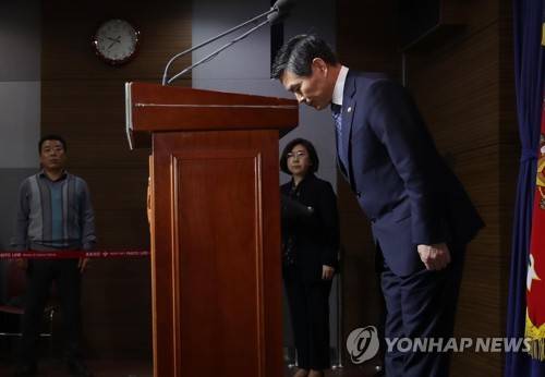 '5·18계엄군 성폭행' 사과문 발표하는 정경두 장관 (서울=연합뉴스) 김인철 기자 = 정경두 국방부 장관이 7일 오전 서울 용산구 국방부 브리핑룸에서 5·18 민주화운동 당시 계엄군이 성폭행을 자행했다는 사실이 국가기관 공식 조사로 확인된 것과 관련해 사과문을 발표하며 인사를 하고 있다.       yatoya@yna.co.kr  (끝)