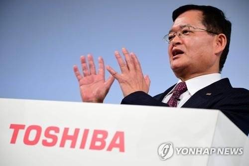 Toshiba chairman and CEO Nobuaki Kurumatani attends a press conference in Tokyo on November 8, 2018.AFP연합뉴스