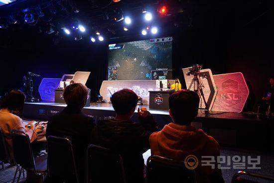 8일 서울시 서대문구 현대백화점 유플렉스 12층 제이드홀에서 코리아 스타크래프트 리그(KSL) 시즌2 16강 A조 승자전이 진행됐다. 팬들이 무대를 지켜보고 있다.